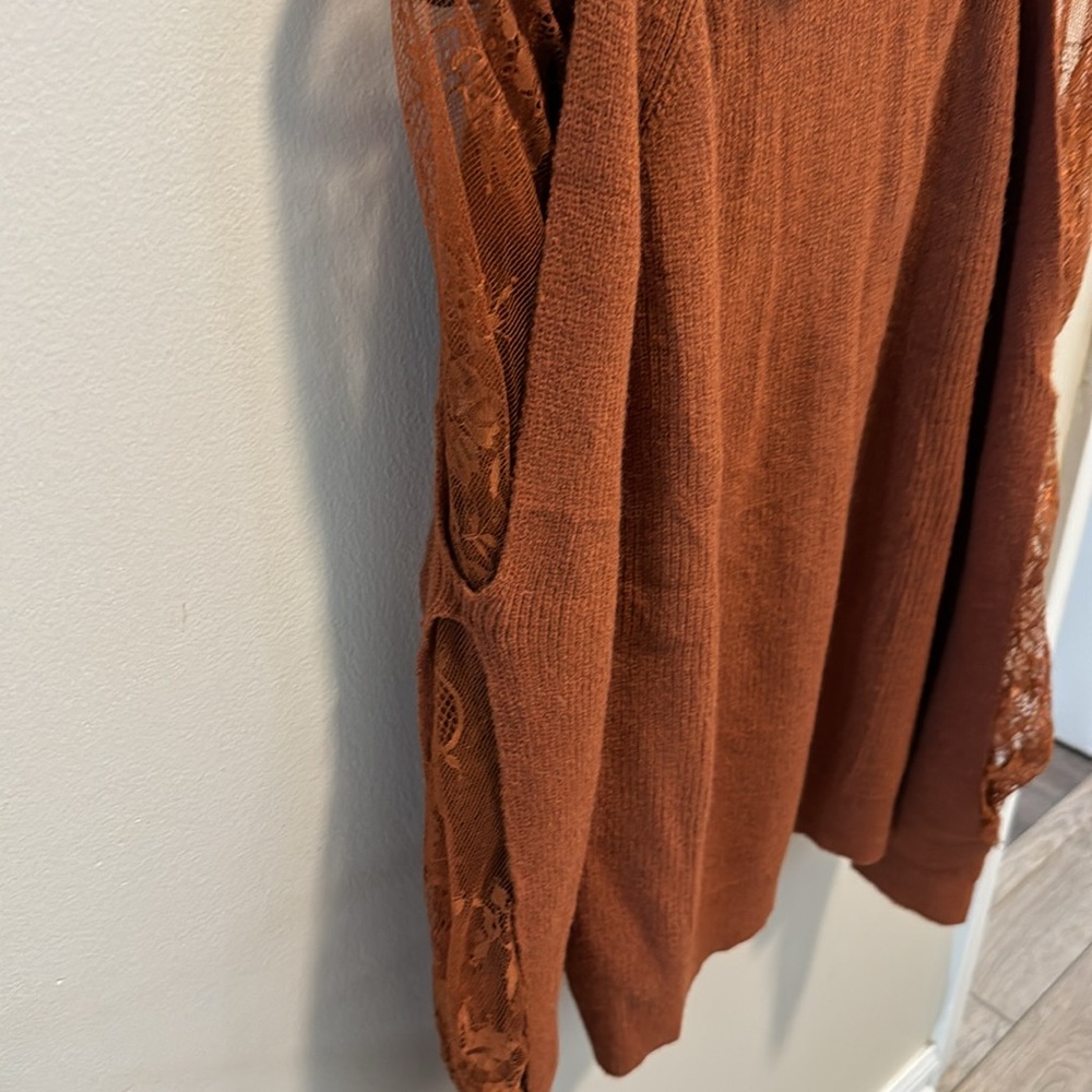 Elegant Brown Turtleneck Sweater with Lace Sleeves - Picture 3 of 4